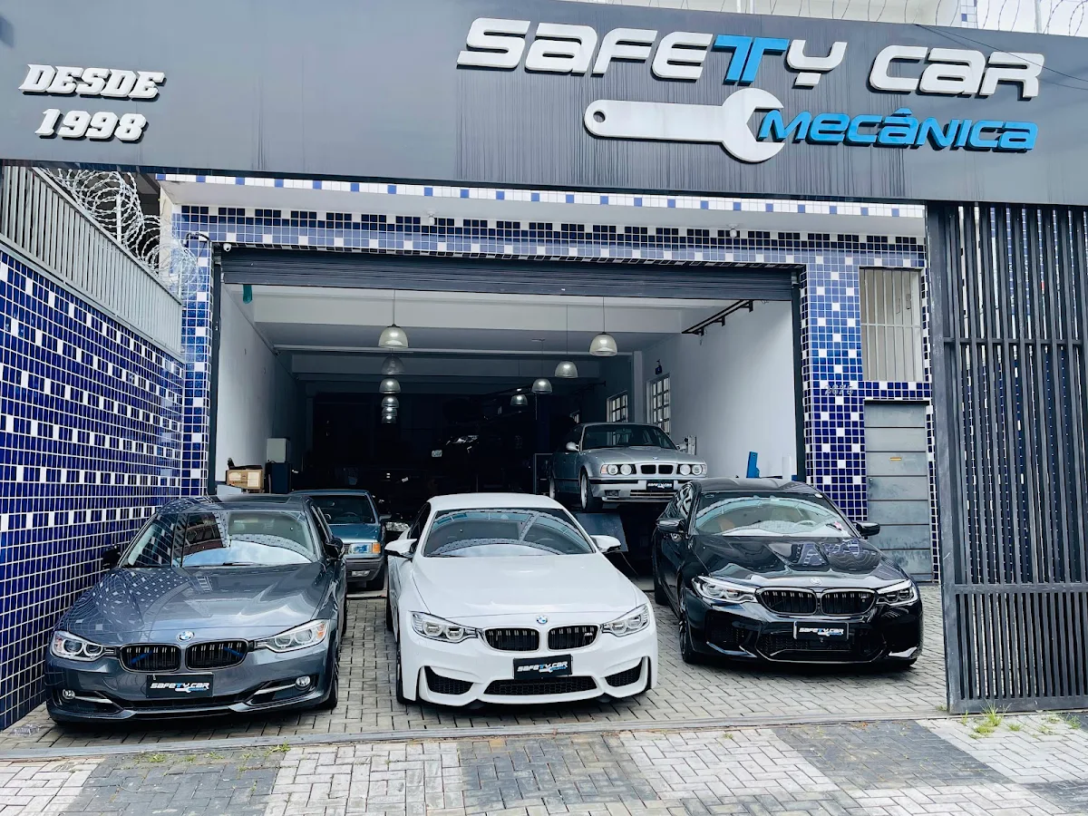 Fachada da oficina Safety Car em Itaquera com veículos em destaque